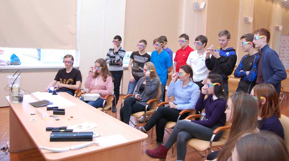 Взгляни на СВЕТлый мир - обучающие интерактивные лекции для школьников в ИАиЭ СО РАН 171213 SVET exkursiya 02