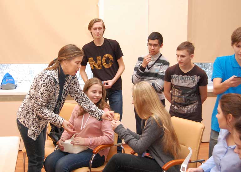 Взгляни на СВЕТлый мир - обучающие интерактивные лекции для школьников в ИАиЭ СО РАН 171213 SVET exkursiya 03