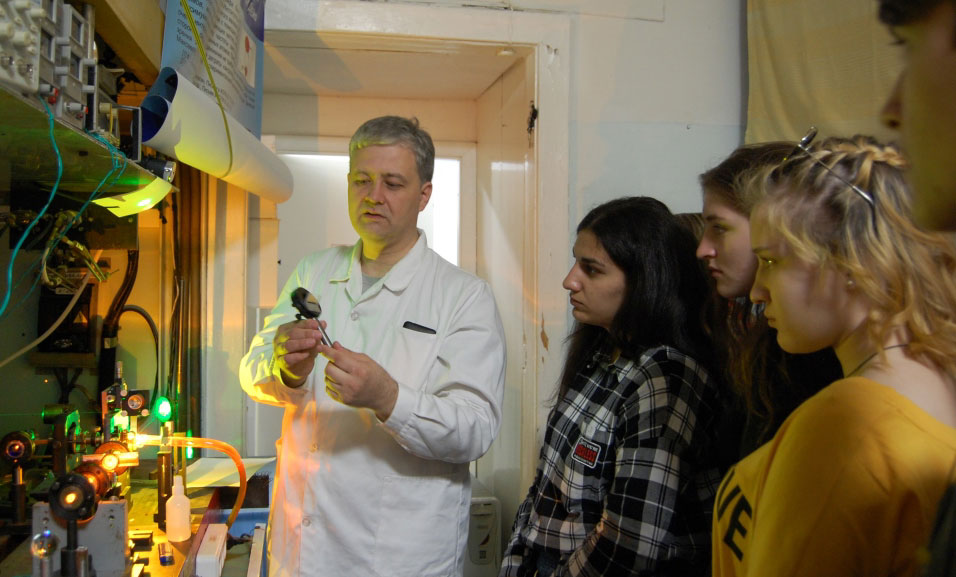 День открытых дверей в ИАиЭ СО РАН. Лаборатория физики лазеров, С.Л. Микерин День открытых дверей в ИАиЭ СО РАН. Лаборатория физики лазеров, С.Л. Микерин