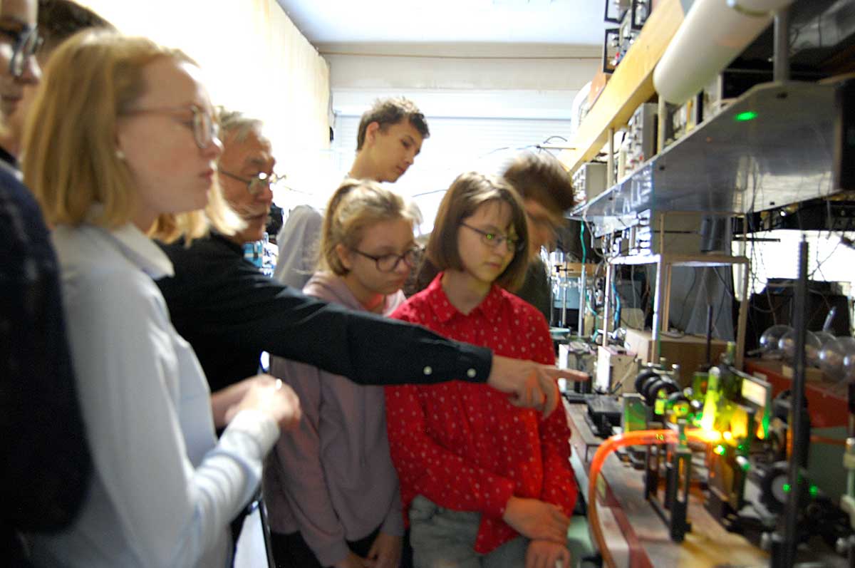 Экскурсия в ИАиЭ СО РАН, лаборатория физики лазеров Экскурсия в ИАиЭ СО РАН, лаборатория физики лазеров