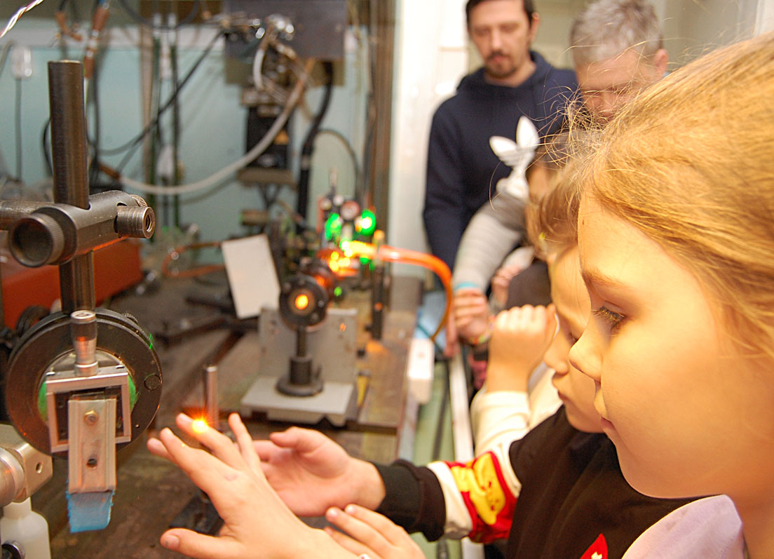 Дни науки в ИАиЭ СО РАН. Лаборатория физики лазеров Дни науки в ИАиЭ СО РАН. Лаборатория физики лазеров